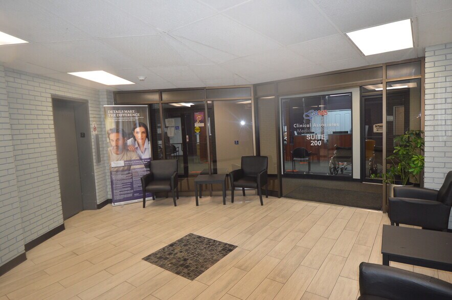 More Photos Of 380 E Northwest Hwy, Des Plaines Medical For Lease