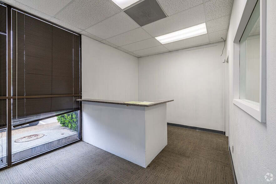 More Photos Of 325 Gold St, Garland Warehouse For Lease