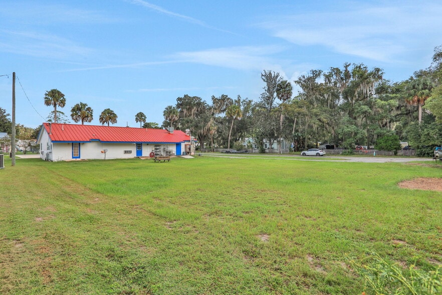 More Photos Of 413 Elm St, Welaka Freestanding For Sale