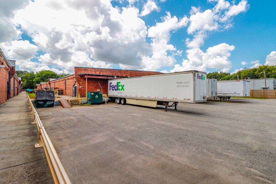 More Photos Of 827 Douglas Ave, Portsmouth Warehouse For Lease