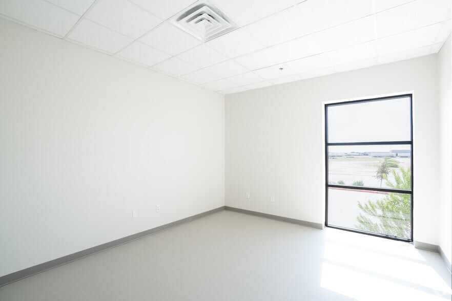 More Photos Of 172 Interamerica Blvd, Laredo Warehouse For Lease