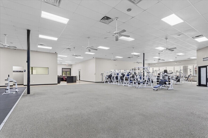 More Photos Of 15043 Main St, Alachua Showroom For Sale