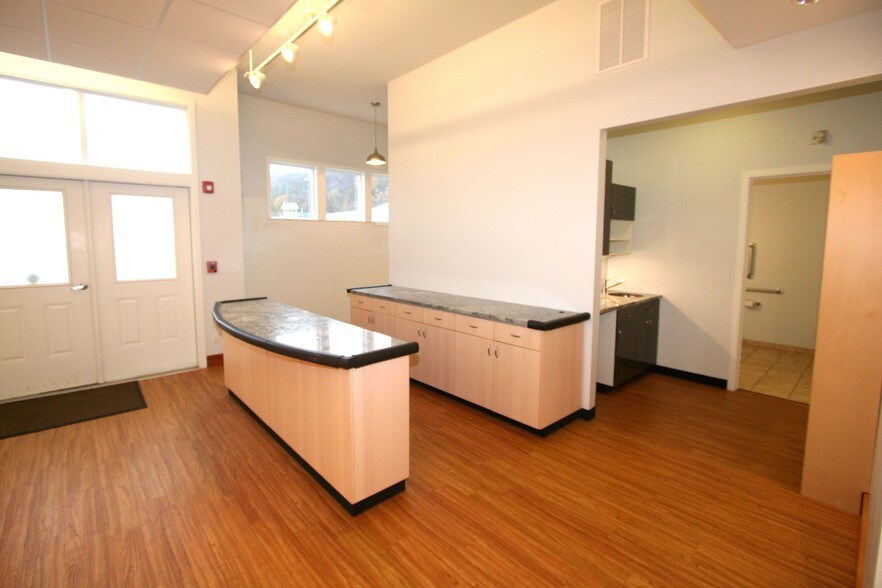 More Photos Of 245 Amity Rd, Woodbridge Storefront Retail Office For Lease