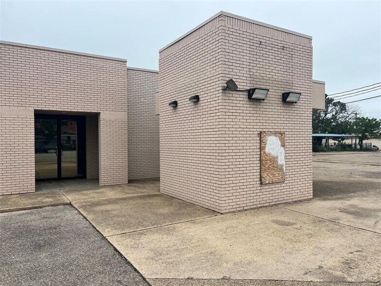 More Photos Of 101 N 4th St, Lometa Daycare Center For Lease