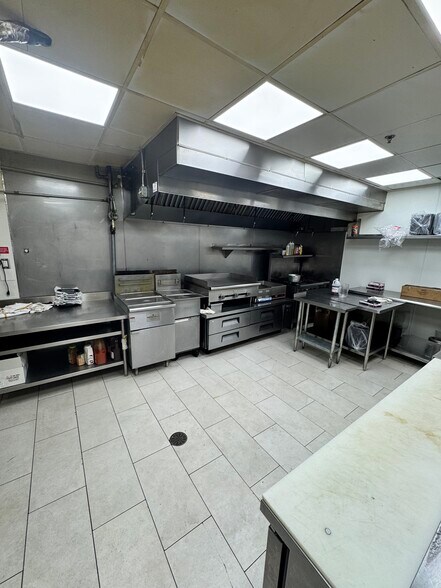More Photos Of 1916 Baldwin St, Houston Bar For Lease