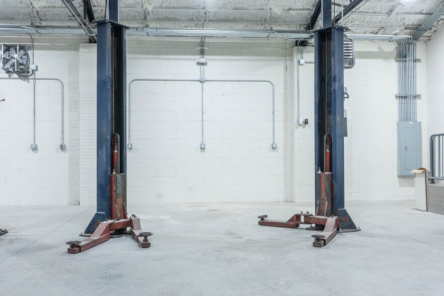 More Photos Of 122 Atando Ave, Charlotte Service For Lease