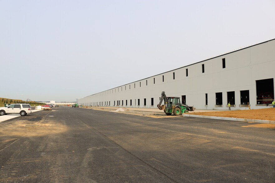More Photos Of 8783 Congdon Hill Dr, Alburtis Warehouse For Lease