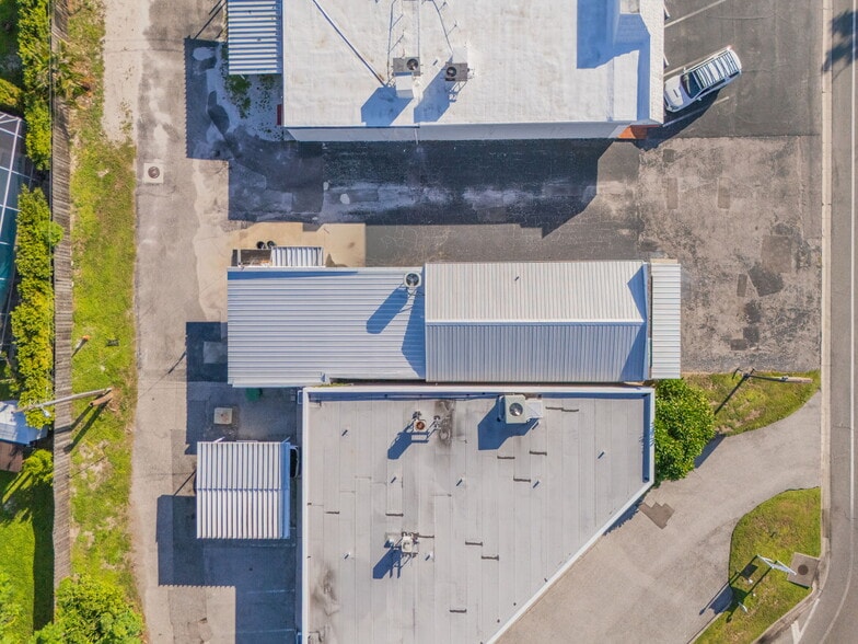 More Photos Of 3160 Southgate Cir, Sarasota Freestanding For Sale