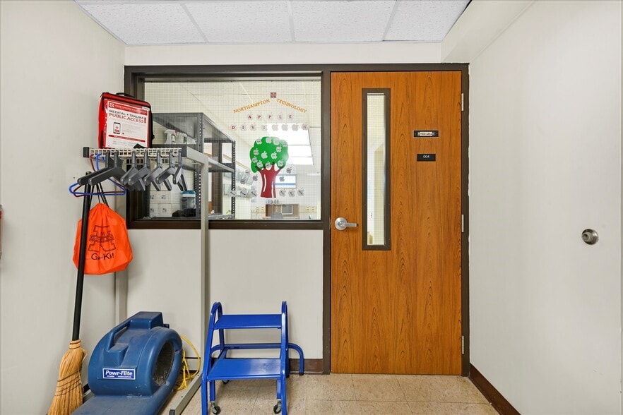More Photos Of 2389 Main St, Northampton Office For Sale