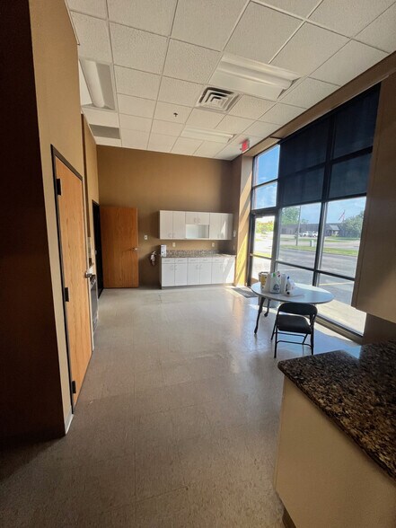 More Photos Of 100 Bridgepoint Way, South Saint Paul Showroom For Sale