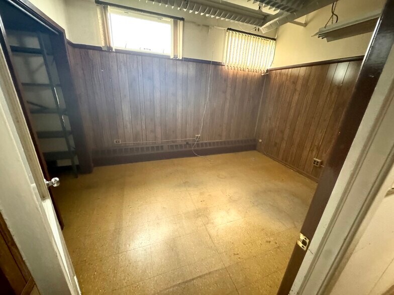 More Photos Of 177 Oakwood Ave, Orange Showroom For Lease