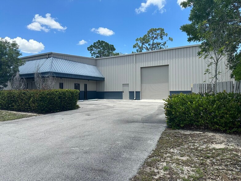 More Photos Of 6410 Arc Way, Fort Myers Service For Lease
