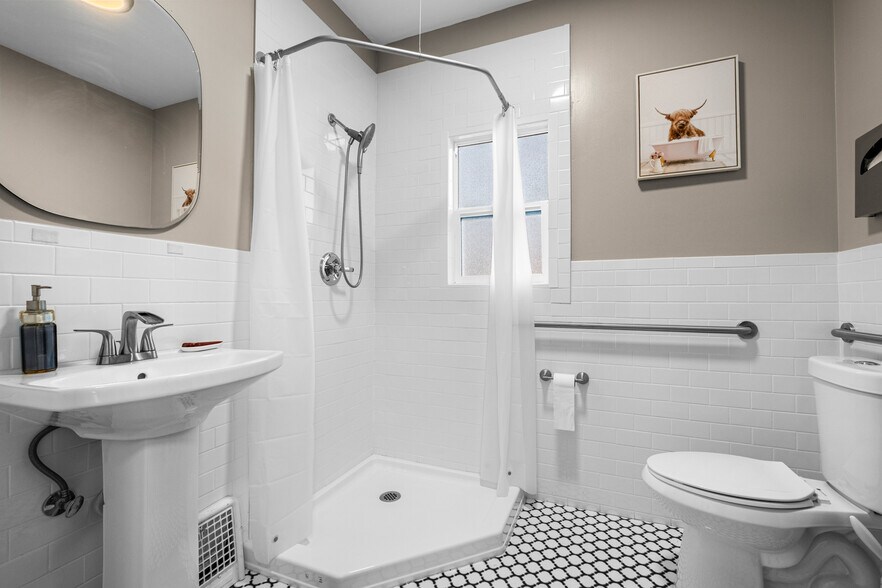 More Photos Of 320 Taylor Rd, Newcastle Specialty For Sale