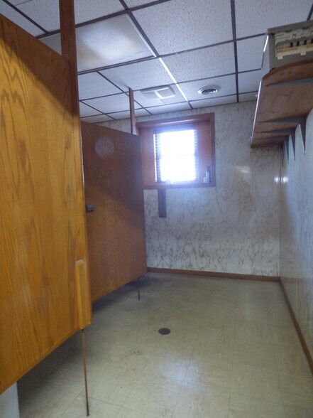 More Photos Of 106 N Renville St, Winthrop Office For Sale
