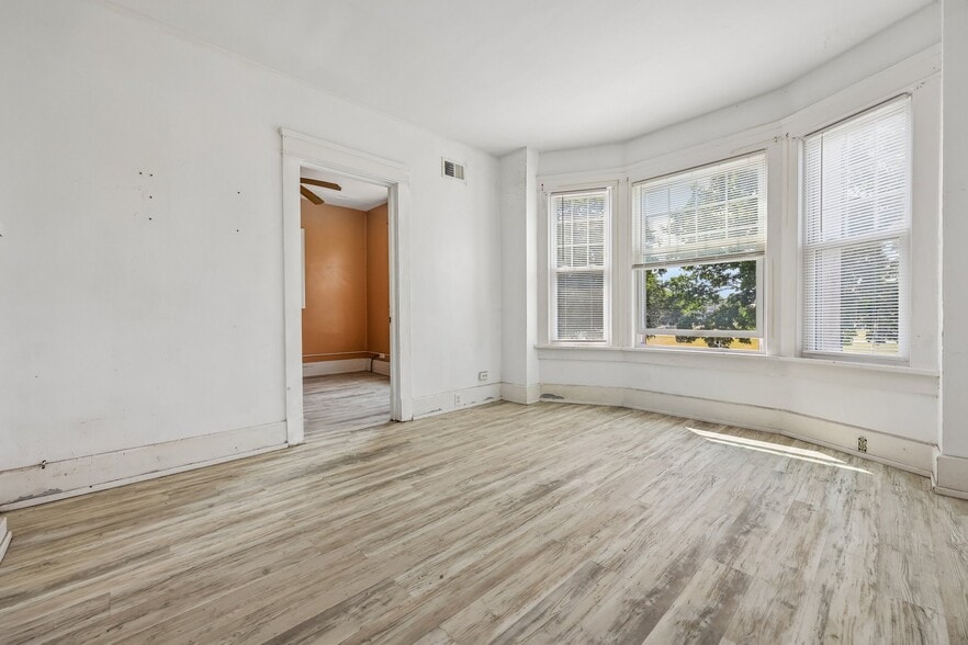More Photos Of 2710-2712 17th St, Racine Storefront Retail Residential For Sale