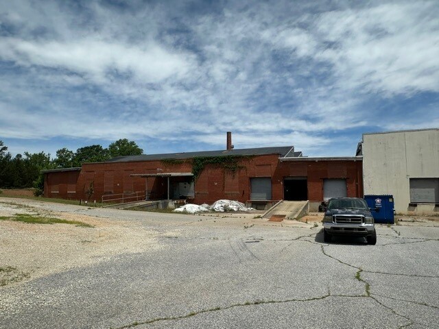More Photos Of 604 S Alabama Ave, Chesnee Warehouse For Lease