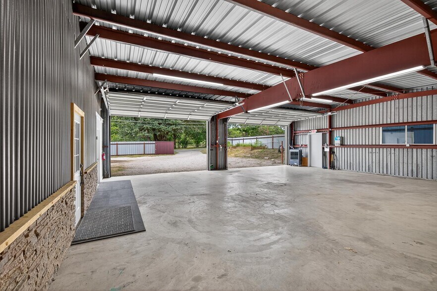 More Photos Of 201 W 9th St, Burnet Warehouse For Lease