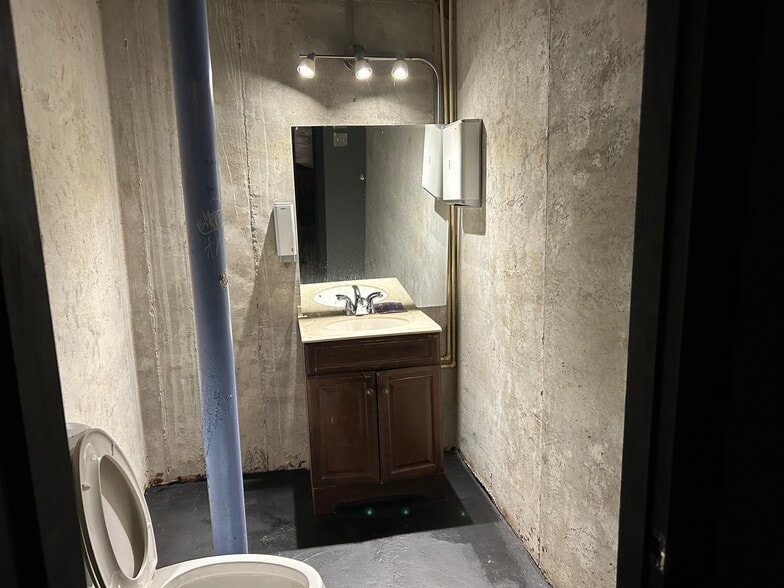 More Photos Of 299 Peters St, Atlanta Flex For Lease