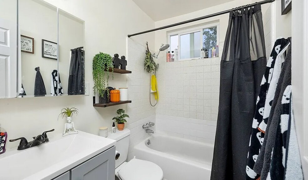 More Photos Of 2615 Rockefeller Ln, Redondo Beach Apartments For Sale