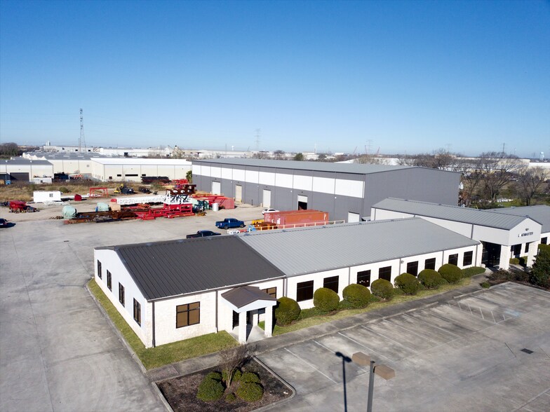 More Photos Of 6935 Brittmoore Rd, Houston Warehouse For Lease