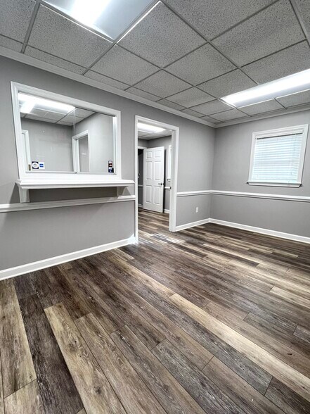 More Photos Of 1071 Cambridge Sq, Alpharetta Office For Sale