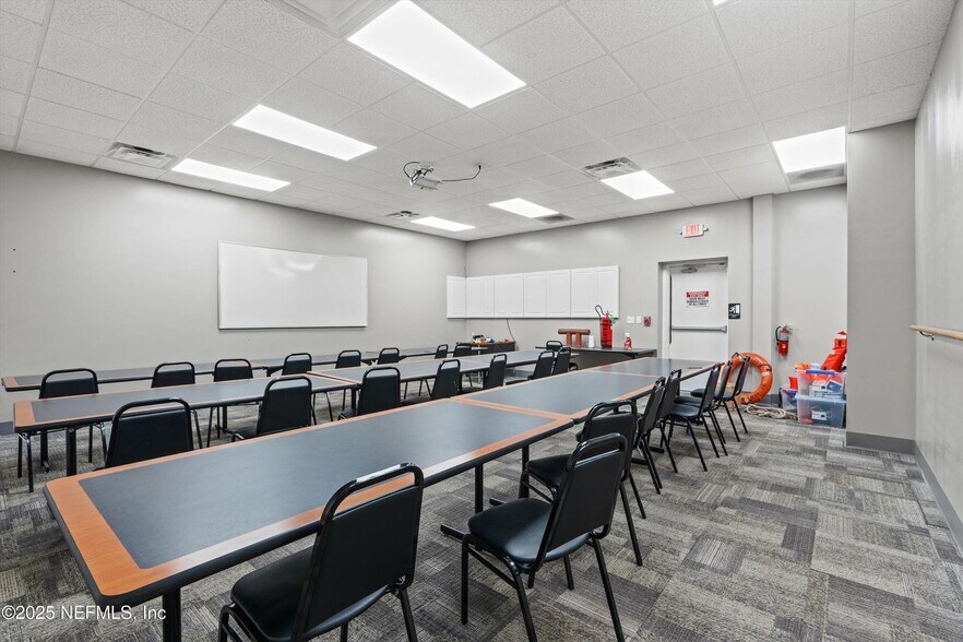 More Photos Of 3787 Old Middleburg Rd, Jacksonville Office For Sale