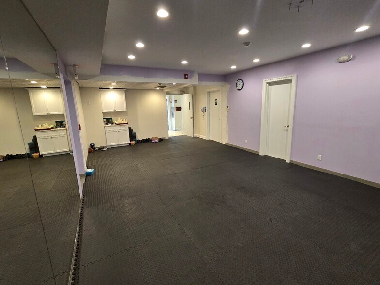 More Photos Of 1062 Northern Blvd, Roslyn Office For Lease
