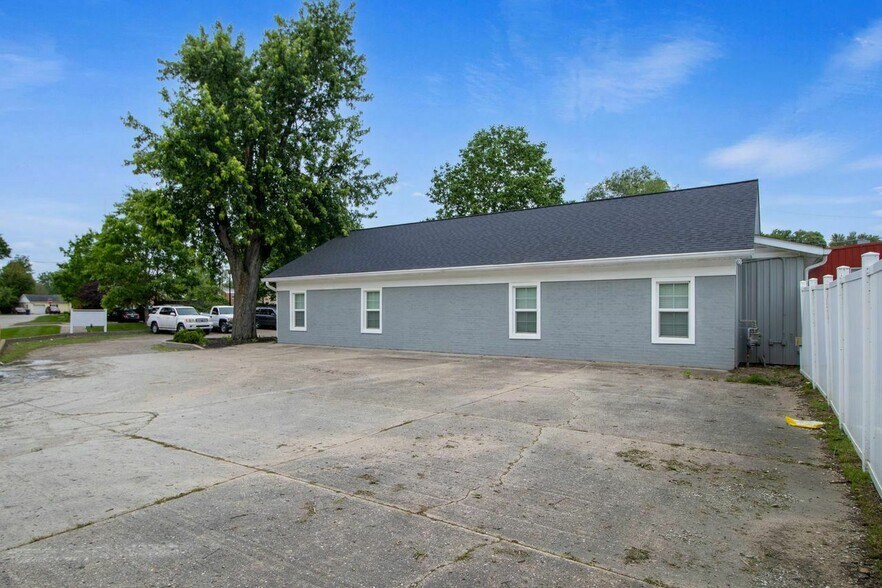 More Photos Of 10540 Jessup Blvd, Carmel Flex For Lease