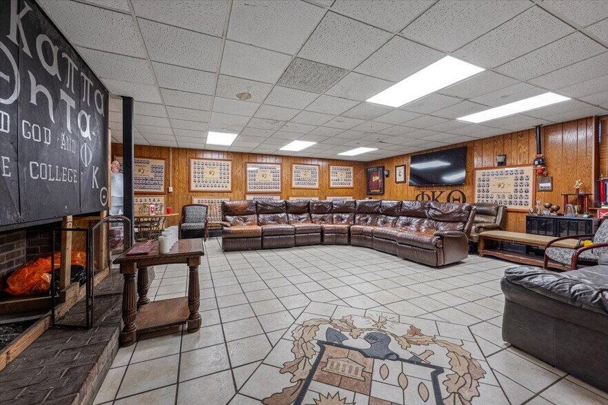 More Photos Of 910 W Hillcrest Dr, Dekalb Sorority Fraternity House For Sale