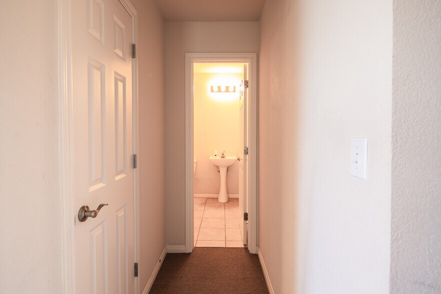 More Photos Of 310 W Murray St, Manor Office Residential For Lease