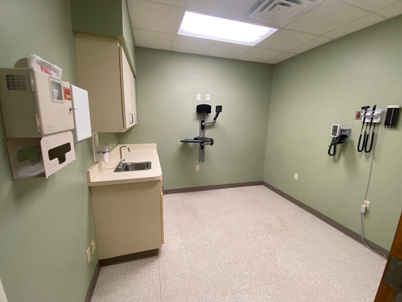 More Photos Of 2212 W Kearney St, Springfield Office For Sale