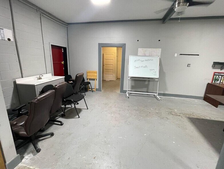 More Photos Of 2616 SW Loop 410, San Antonio Flex For Sale