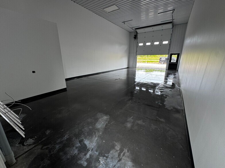 More Photos Of 10 Regency Oaks Blvd, Rochester Warehouse For Lease