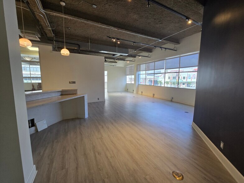 More Photos Of 401 Kamakee St, Honolulu Office For Lease