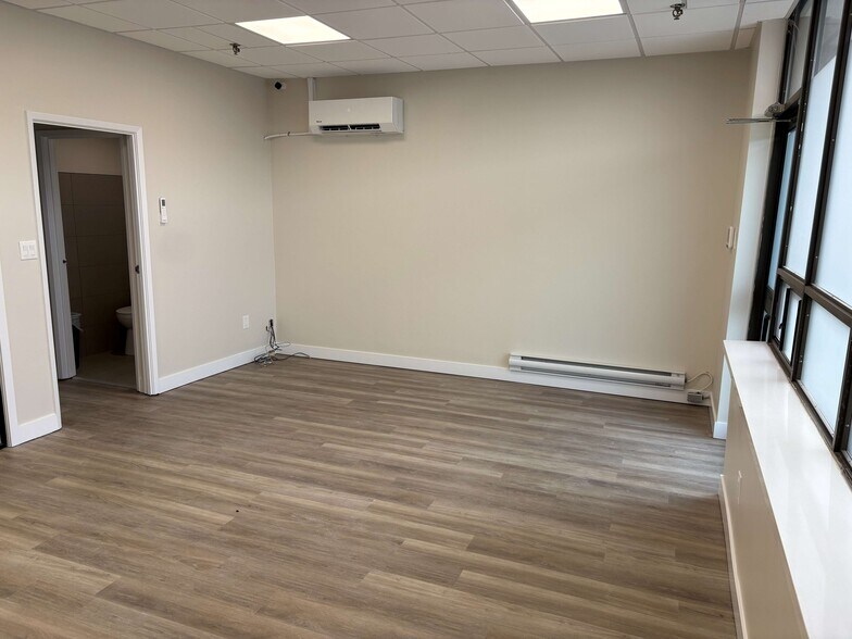 More Photos Of 90 Esna Park Dr, Markham Service For Lease