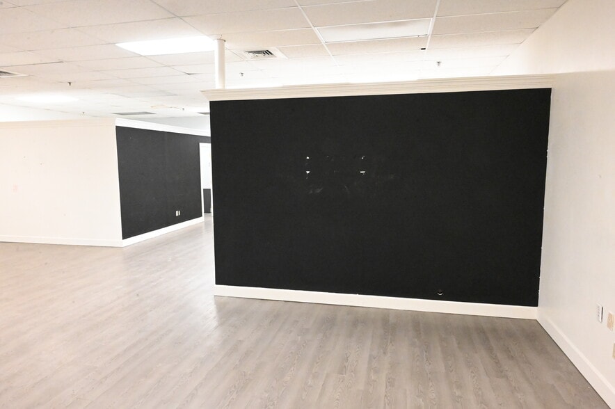 More Photos Of 25 Meadow Rd, Windsor Showroom For Lease