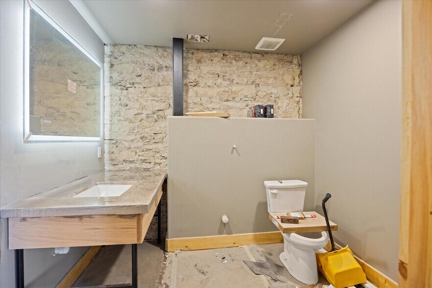 More Photos Of 114 NE Barnard St, Glen Rose Storefront For Lease