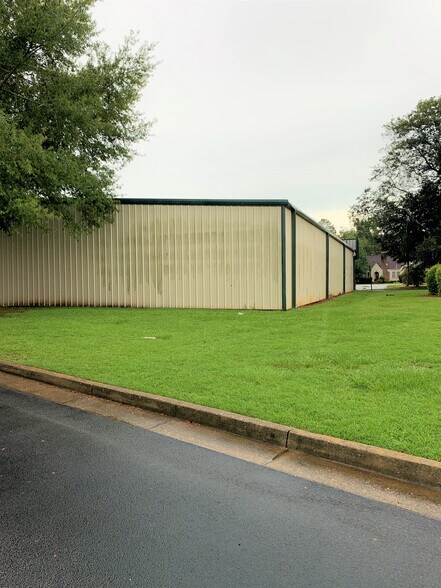 More Photos Of 19276 Hartford St, Edison Freestanding For Sale