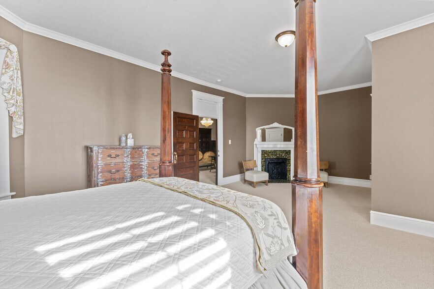 More Photos Of 738 E Main St, Belhaven Hotel For Sale