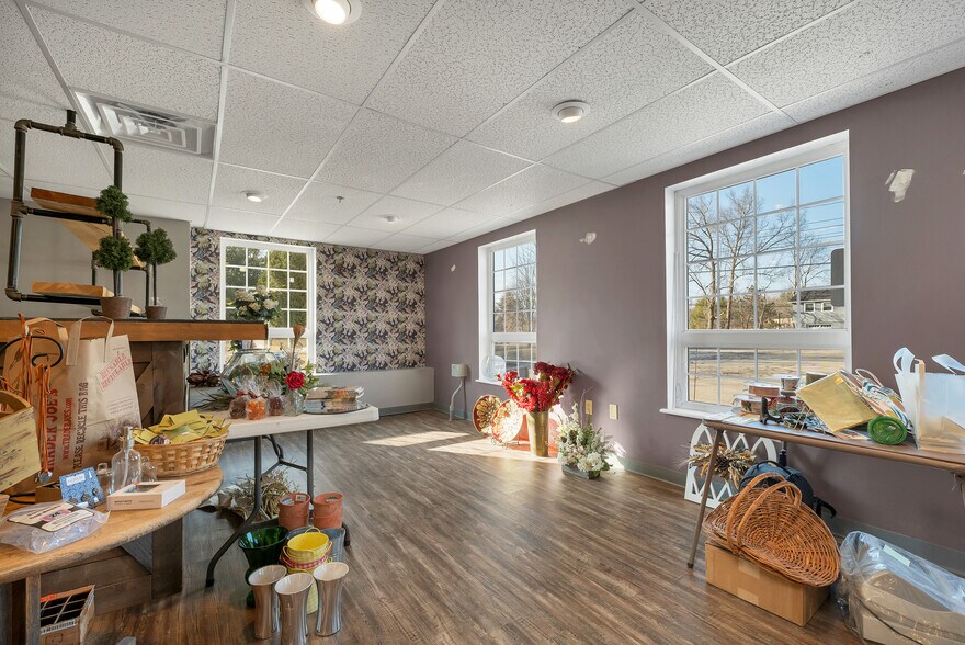 More Photos Of 45 Londonderry Tpke, Hooksett Office For Lease