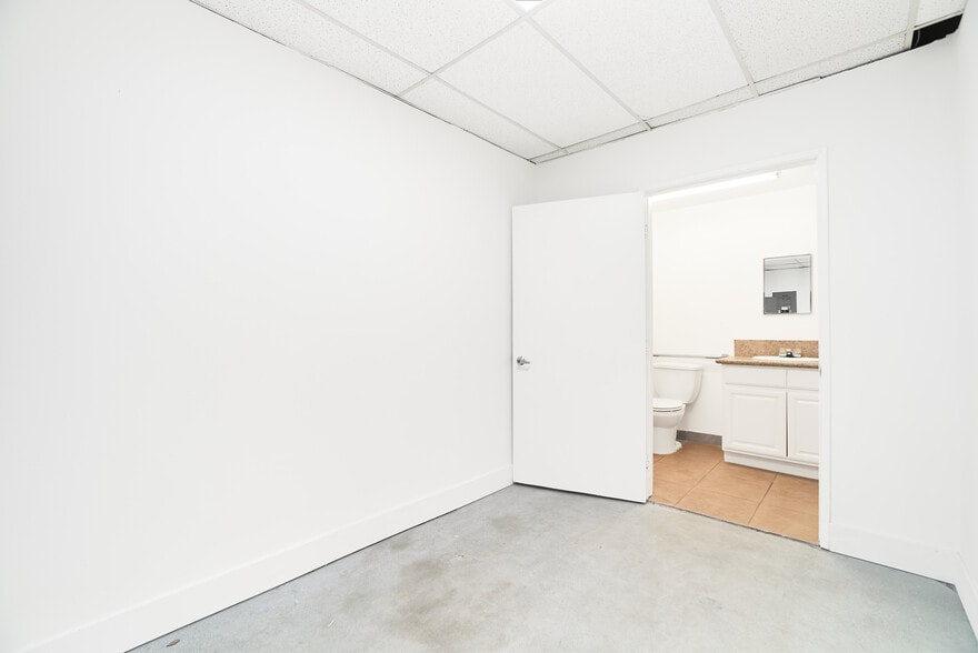 More Photos Of 15013-15019 Califa St, Van Nuys Manufacturing For Lease