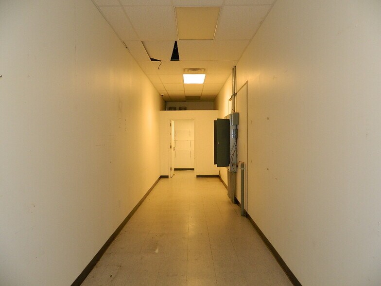 More Photos Of 912 Commerce Dr, Fairfield Freestanding For Lease