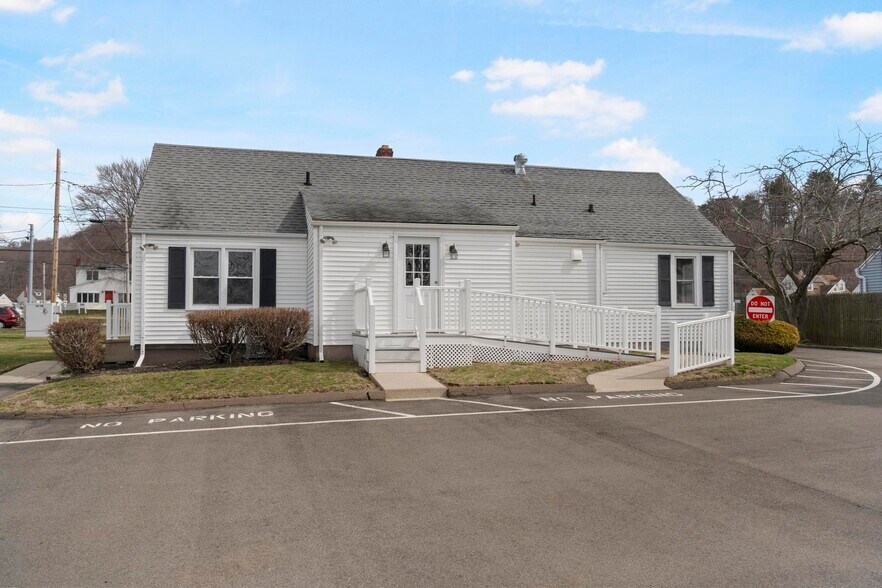 More Photos Of 128 Saltonstall Pky, East Haven Medical For Sale