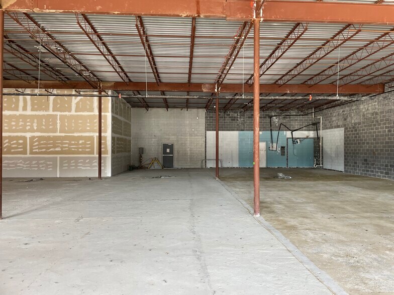 More Photos Of 945 N Main St, Marion Supermarket For Lease