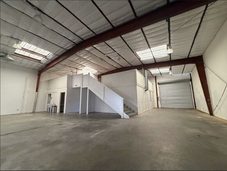 More Photos Of 1989 Blake Ave, Los Angeles Manufacturing For Lease