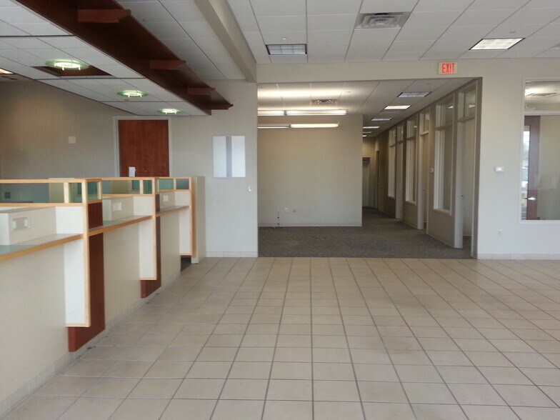 More Photos Of 5170 Charlestown Rd, New Albany Storefront Retail Office For Lease