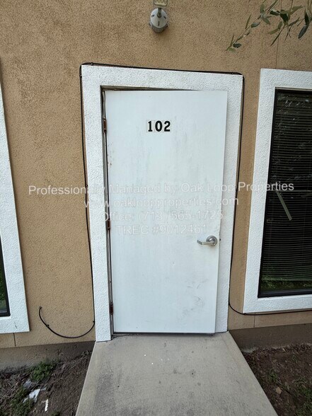 More Photos Of 2724 Crossview Dr, Houston Storefront Retail Office For Lease