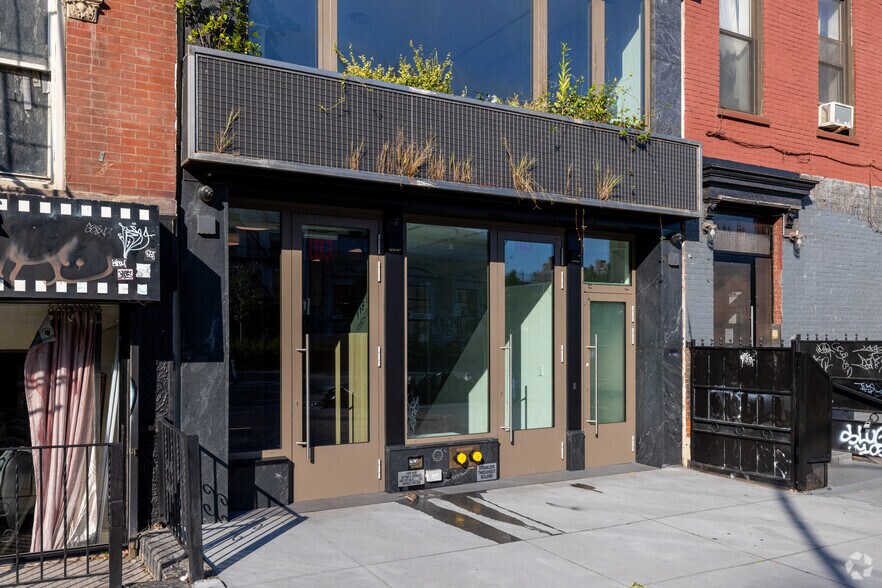 More Photos Of 118 E 1st St, New York Apartments For Lease
