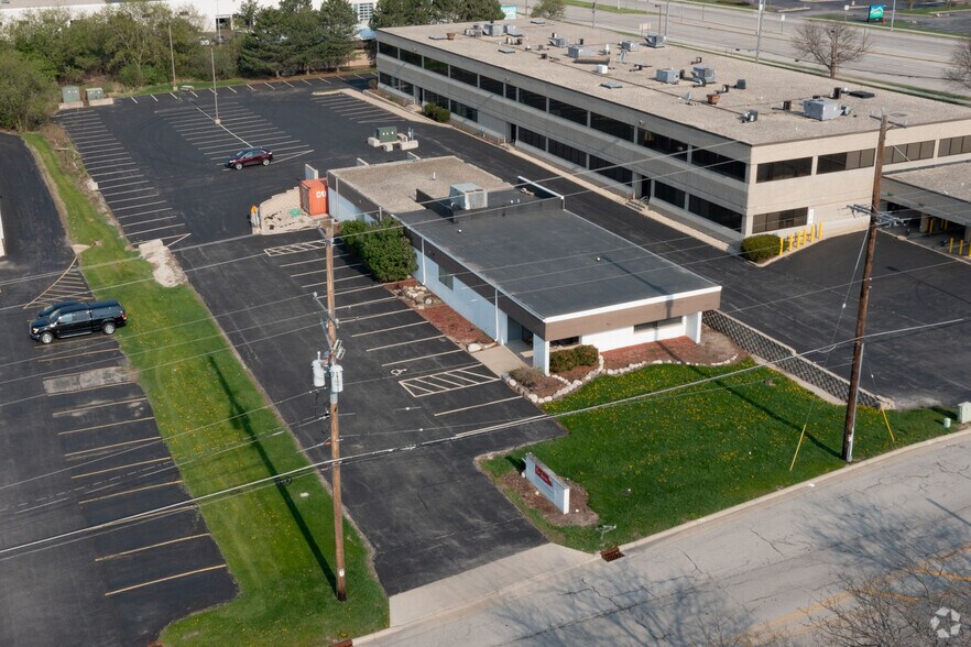 More Photos Of 325 N Janacek Rd, Brookfield Freestanding For Lease