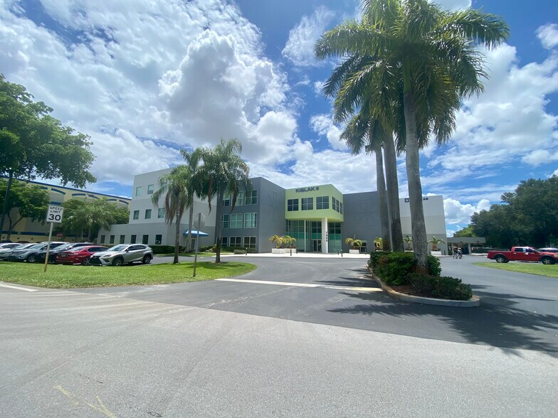 More Photos Of 7900 NW 154th St, Miami Lakes Office For Lease